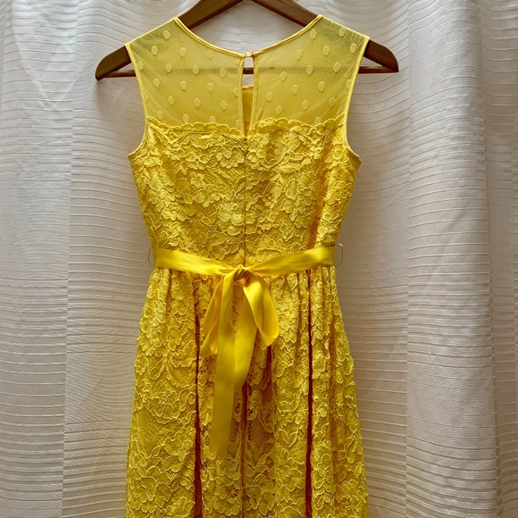 Golden yellow vintage-style lace dress - Picture 2 of 5
